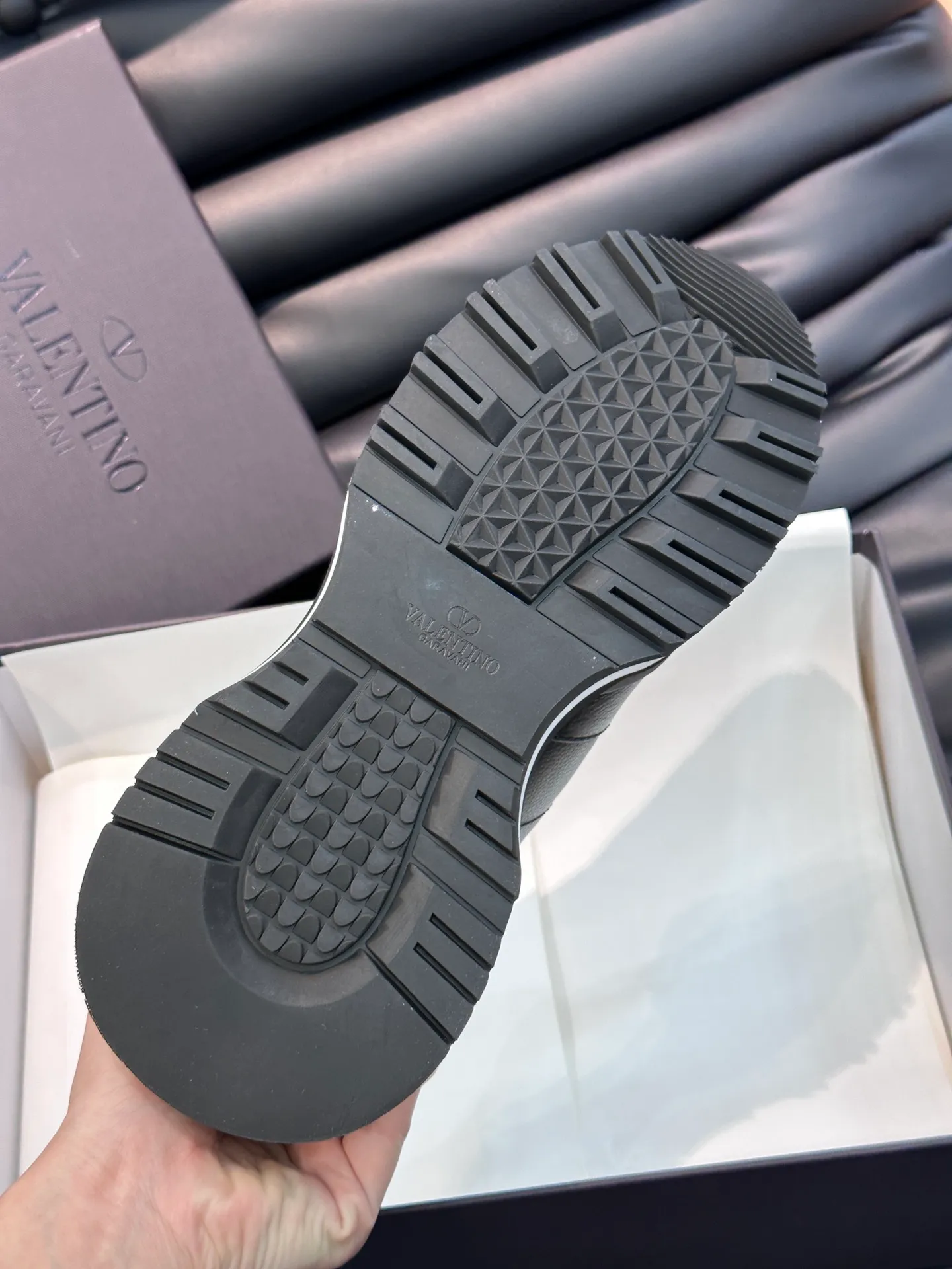 P540💰 Product trademark: VALENTINO "Valentino" Regular size: 38-44 [45 customized] Product material: Warren men's casual sports shoes, made of imported first-layer cowhide, with brand emblem on the tongue, rivet rubber outsole, non-slip, wear-resistant and shock-absorbing, cowhide lining foot pads, comfortable and breathable, with original box packaging equation bag!